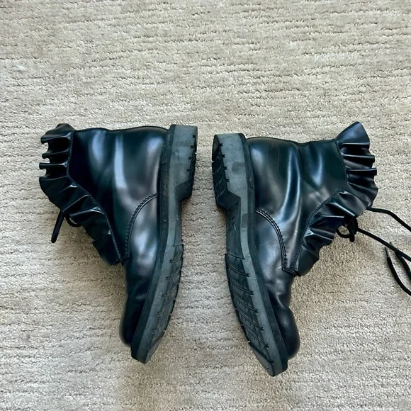 VALENTINO black ruffled Chelsea boot. - Picture 5 of 8